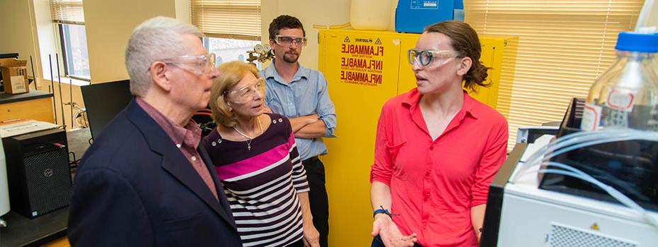 科琳 and Daniel Maydonovitch in chemistry research lab with Katie Heitzman and Dr 斯科特·辛普森